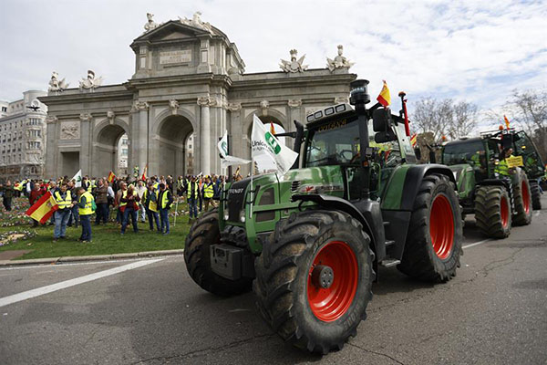 Los agricultores españoles llegados desde distintas partes de España, ya en el centro de la capital, durante la manifestación que terminó frente al Ministerio de Agricultura, Pesca y Alimentación.