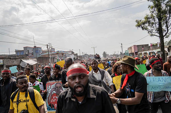 Activistas marchan para denunciar el silencio de la comunidad internacional sobre los enfrentamientos en la provincia de North Kivu, junto a la frontera con Ruanda.