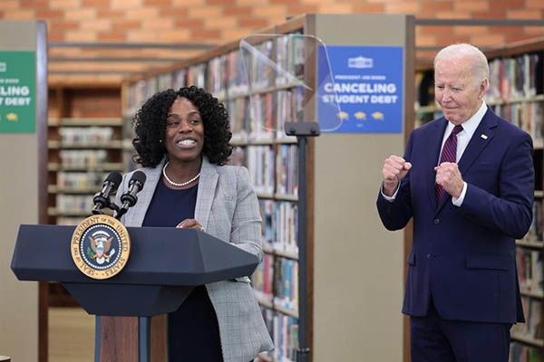 El presidente estadounidense Joe Biden habla en la biblioteca Julian Dixon de Culver City en Culver City, California.