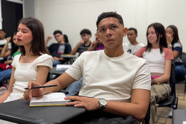 Andrés González Polo, estudiante de primer semestre del Programa de Negocios Internacionales, durante su primera clase de Fundamentos de Economía.