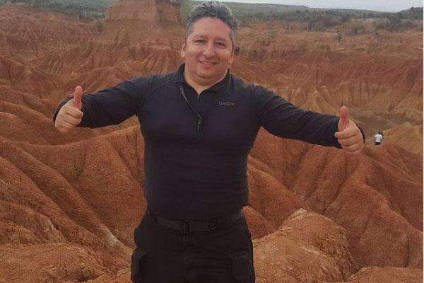 Hoyos, quien fue corresponsal de guerra y exiliado por amenazas, dejó un legado de valentía y compromiso en la denuncia de atrocidades del terrorismo, un legado que perdura en la memoria de aquellos que valoran su dedicación a la verdad y la justicia.