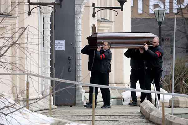 El féretro con los restos mortales del líder opositor ruso Alexéi Navalni es portado a hombros hasta la iglesia moscovita donde este viernes tendrá lugar su despedida.