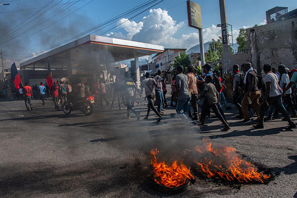 Varias decenas de personas salieron este jueves a las calles de Puerto Príncipe para exigir la renuncia del primer ministro, Ariel Henry.