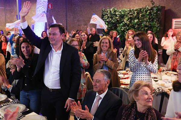 El líder de la coalición Alianza Democrática y presidente del Partido Socialdemócrata, Luis Montenegro, flanqueado por el expresidente del Partido, Aníbal Cavaco Silva.