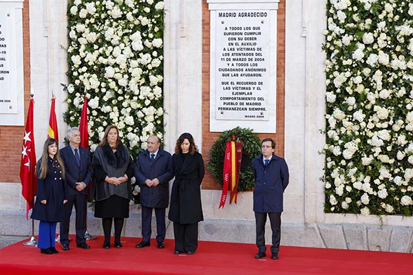 La presidenta de la Comunidad de Madrid, Isabel Díaz Ayuso y el alcalde de la capital, José Luis Martínez-Almeida, entre otros, realizan una ofrenda floral. La presidenta de la Comunidad de Madrid, Isabel Díaz Ayuso y el alcalde de la capital, José Luis Martínez-Almeida, entre otros, realizan una ofrenda floral.