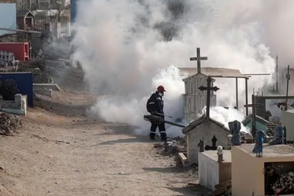  Proceso de fumigación en Perú a raíz de la epidemia de Dengue. Fotografía de Sebastián Castaneda.