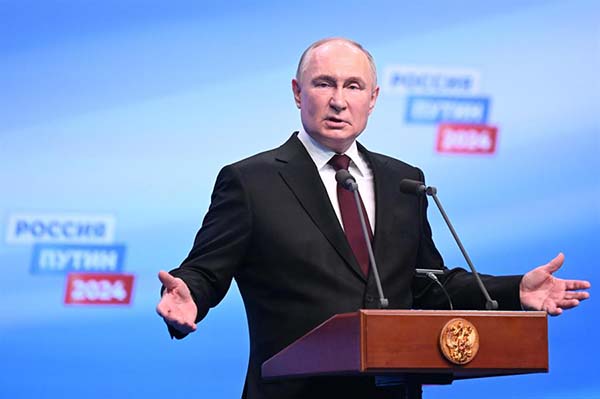 El reelecto presidente ruso, Vladimir Putin, se reúne con los medios de comunicación en su sede de campaña en Moscú.