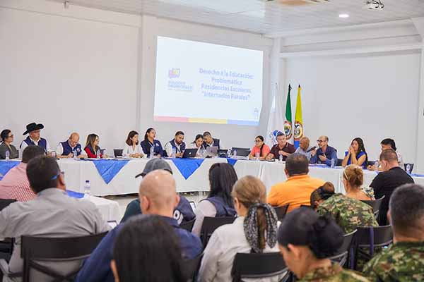 Delegados de las diferentes entidades participantes en mesa de concertaciòn haciendo acuerdo para dar solución a la reglamentaciòn escolar. 