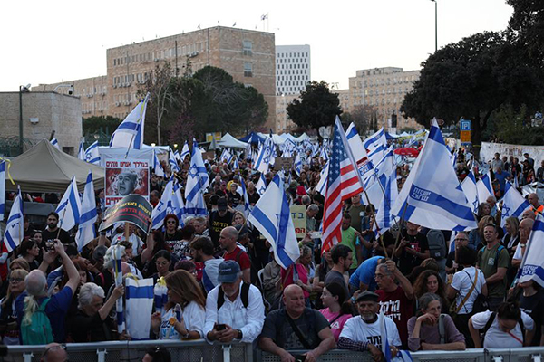 Manifestantes antigubernamentales asisten a un segundo día de protestas frente a la Knesset, el Parlamento israelí en Jerusalén.