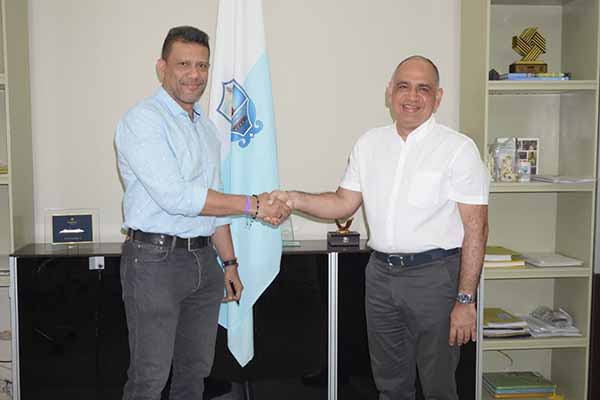 El alcalde Carlos Pinedo Cuello con el director de la ESE ‘Alejandro Próspero Reverend’, Haroldo José Pizarro Nay.