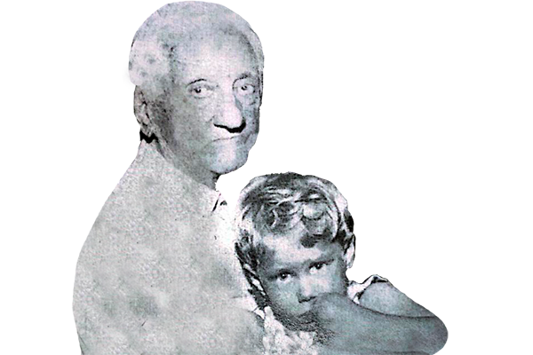 Elsy María en brazos de su abuelo Tito