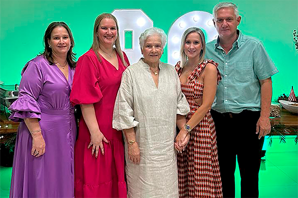 María Clara, Victoria Elena, Elsy Lacouture de Vives, Elsy María y Eduardo Vives Lacouture