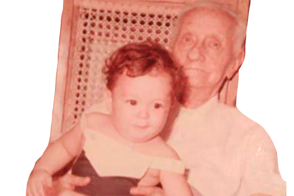Jaime Eduardo en brazos de su abuelo 