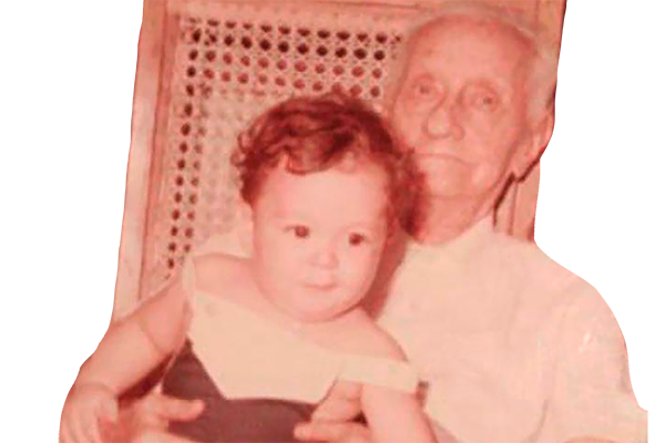 Jaime Eduardo en brazos de su abuelo