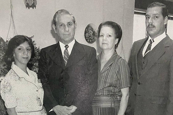 Silvia Rosa Vives Campo de González, —La Cacha— y Alfonso González Riascos en medio de sus hijos Ana Rosa y Alfonso González Vives.