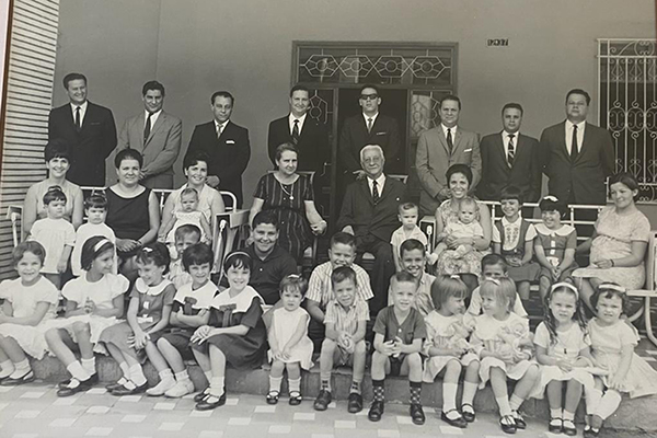 Don “Pepe” rodeado de sus hijos y nietos