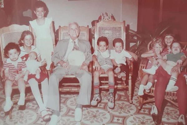 Verónica, Luisa Fernanda,Victoria, abuelo Tito, Alfonso Enrique, Miguel Eduardo, Elsy María, María Clara,y Jaime Vives.