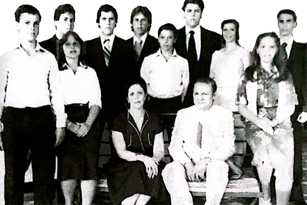 Mauricio, María Teresa, Raúl, Juan Ignacio, Luis Eduardo, Álvaro, José Benito, Silvia Rosa, Patricia y Roberto. Sentados Rosita Lacouture de Vives y Pepe Vives Campo