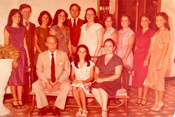 Luz Marina, Enrique, María Cristina, Rosa Paulina, Nelson Eduardo, Ana Beatriz, Cecilia, Margarita, Lucía, Alicia. Sentados Nelson Vives Campo, estela y Ana Beatriz Lacouture de Vives
