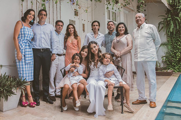 Adriana Vidal, Alberto Mario, Alfonso Enrique, Angélica Cortes, Alfonso Vives Cortes, Jaime Eduardo, Beatriz Caballero, Alfonso Vives Campo. Sentados Alberto Mário , María Angélica, María Beatriz y Juan Pablo Vives Vidal.