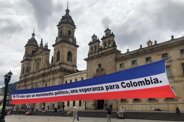 Plaza de Bolívar, adornada por M-19