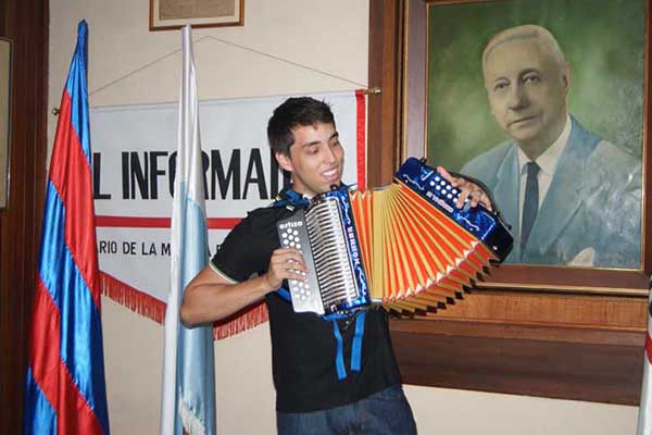 El actual Rey Vallenato Profesional, el samario Javier Matta Correa, también ha estado acompañando a Iván Villazón en sus presentaciones en Bogotá y Nobsa, para promocionar la versión 57 del Festival de la Leyenda Vallenata.   (Foto archivo  EL INFORMADOR)