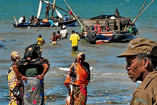 Maputo (EFE).- Las autoridades de Mozambique informaron este lunes de que aumentó de 97 a 98 el número de personas que murieron cuando el barco viajaban naufragó en la costa de la provincia norteña de Nampula. El administrador de la isla de Mozambique (en cuyas aguas ocurrió la tragedia), Silvério Nuaito, indicó que los fallecidos son ya 98, incluidos 58 niños. La cifra de supervivientes pasó de once a dieciocho y catorce personas se encuentran desaparecidas, precisó Nuaito. La embarcación pesquera transportaba 130 pasajero desde el puesto administrativo de Lunga, en el distrito de Mossuril, hasta la isla de Mozambique. Nuaito confirmó que el barco no tenía capacidad para transportar a tantas personas, que buscaban huir de la zona por los brotes de diarrea aguda que causan estragos en la población, afectada por el cólera. “Las personas presentan síntomas y tres minutos después ya están muriendo. Por eso, fueron a buscar este barco para ver si podía transportar personas a la isla de Mozambique”, explicó el administrador. La búsqueda de desaparecidos continúa y, en palabras de Nuaito, “no es fácil decir con precisión cuántos” son. El Gobierno de la provincia afirmó en un comunicado que lamenta la pérdida de vidas y que se solidariza con las familias afectadas por la tragedia.
