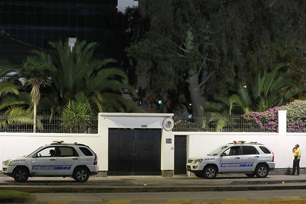 Agentes policiales y militares hacen presencia a las afueras de la Embajada de México en Quito.
