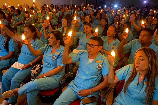 Los futuros licenciados en lengua castellana recibiendo la antorcha del conocimiento.