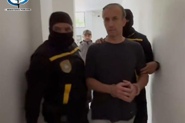 Fotografía cedida por el Ministerio Público de Venezuela que muestra la detención del exministro de Petróleo Tareck El Aissami.