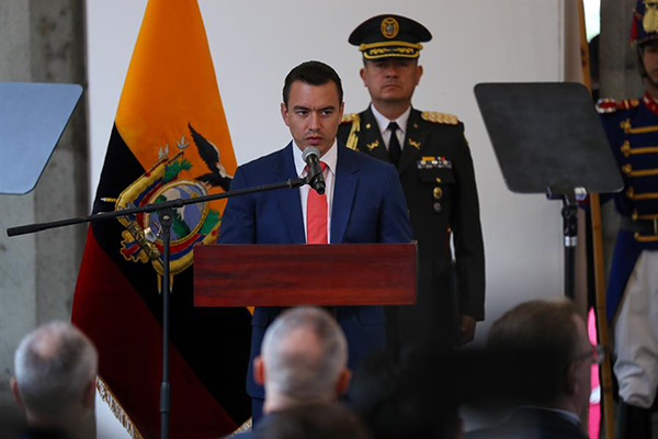 El presidente de Ecuador, Daniel Noboa, participa en una ceremonia en días pasados en la que el Palacio presidencial de Carondelet recibió de manos de la Unesco el emblema ‘Escudo azul.