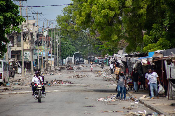 La violencia parece dar un respiro este fin de semana a los haitianos, que aprovechan la aparente calma para abastecerse e intentar recuperar en lo posible su ‘normalidad’.