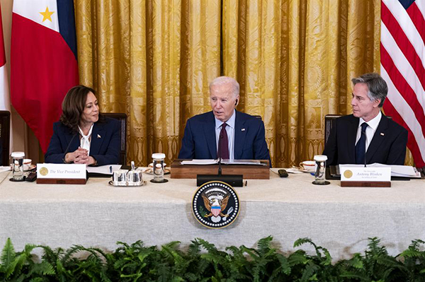 La vicepresidenta estadounidense Kamala Harris, el presidente estadounidense Joe Biden y el secretario de Estado estadounidense Antony Blinken durante una reunión.