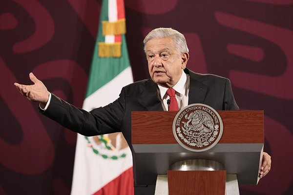 El presidente de México, Andrés Manuel López Obrador, habla durante su conferencia de prensa matutina este viernes en el Palacio Nacional de la Ciudad de México.