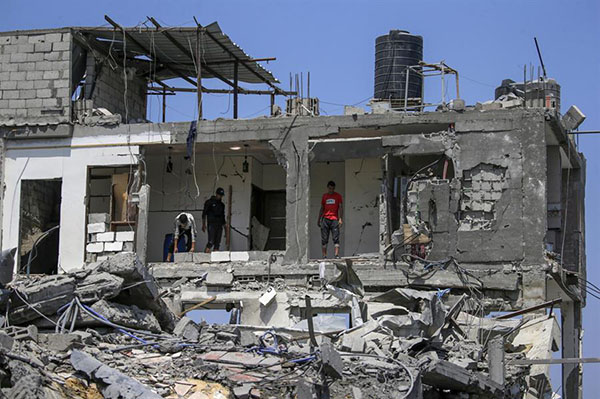 Varios palestinos inspeccionan sus casas destruidas en el campo de refugiados de Al Maghazi, en el centro de la Franja de Gaza.