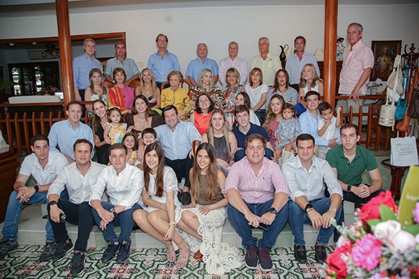 Con sus hijos, nueras, yernos, y algunos de sus nietos y bisnietos. Mi tía Rosita deja una descendencia de sus 10 hijos, (dos fallecidos); 35 nietos y 19 bisnietos. Con sus hijos, nueras, yernos, y algunos de sus nietos y bisnietos. Mi tía Rosita deja una descendencia de sus 10 hijos, (dos fallecidos); 35 nietos y 19 bisnietos.