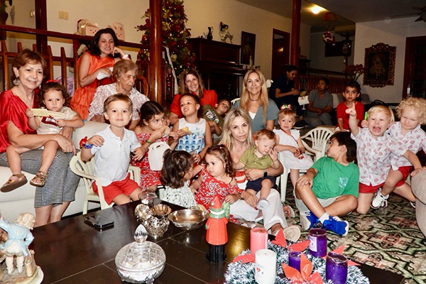Siempre estuvo rodeada por su numerosa familia, que vivía pendiente de ella. En la gráfica, con sus hijas, Silvia, la Mona y Patricia, y con parte de sus bisnietos.