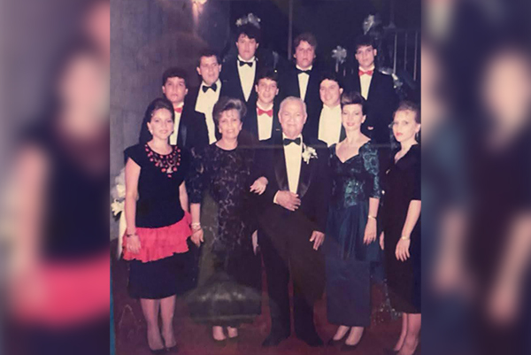 Con sus hijos, José Benito, (fallecido) Silvia Rosa, Luis Eduardo, Juan Ignacio, Raúl Alberto, María Teresa, Patricia, Roberto, Mauricio (fallecido) y Álvaro, y su esposo Pepe Vives Campo. Con sus hijos, José Benito, (fallecido) Silvia Rosa, Luis Eduardo, Juan Ignacio, Raúl Alberto, María Teresa, Patricia, Roberto, Mauricio (fallecido) y Álvaro, y su esposo Pepe Vives Campo.