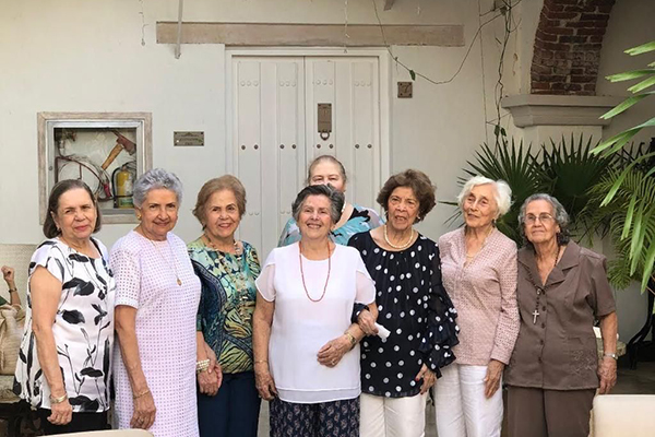Silvia Mary de Manrique, Elsa Josefina de Sánchez, (fallecida); Inés de Vives, Beatriz de Vives, Zoila Vives, Rosita de Vives, Annie de Vives, Paulina de Solano. Silvia Mary de Manrique, Elsa Josefina de Sánchez, (fallecida); Inés de Vives, Beatriz de Vives, Zoila Vives, Rosita de Vives, Annie de Vives, Paulina de Solano.