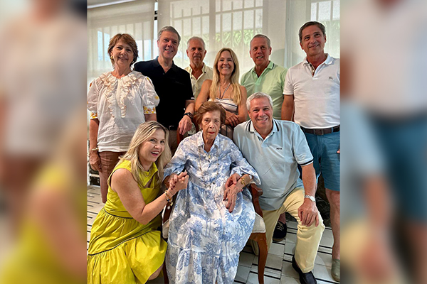 Mi tía Rosita, en su residencia de la Avenida del Libertador, con sus hijos, Silvia, Lucho, Juancho, Raúl, la Mona, Patricia, Roberto y Álvaro. Mi tía Rosita, en su residencia de la Avenida del Libertador, con sus hijos, Silvia, Lucho, Juancho, Raúl, la Mona, Patricia, Roberto y Álvaro.