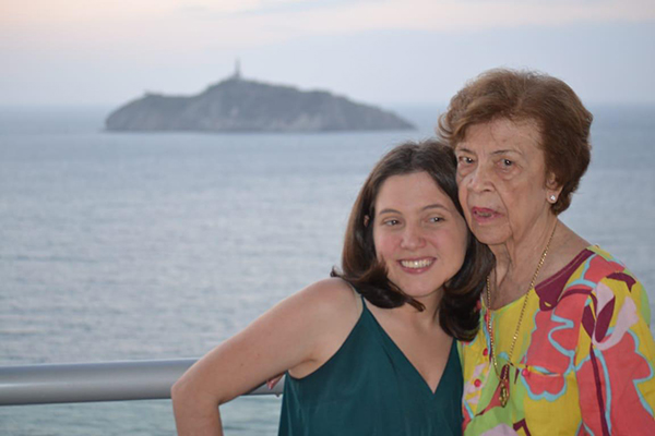 Sus nietos y bisnietos, la llamaban “Tita”, muy cariñosamente. En la gráfica, “Tita”, con su nieta, Vanessa Méndez Vives Sus nietos y bisnietos, la llamaban “Tita”, muy cariñosamente. En la gráfica, “Tita”, con su nieta, Vanessa Méndez Vives
