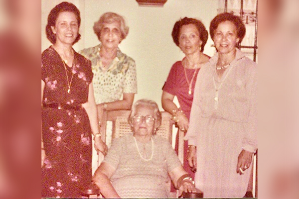 Mama Rosa, con sus hijas, mi tía Rosita, Alicia, Inés y Pepo. Mama Rosa, con sus hijas, mi tía Rosita, Alicia, Inés y Pepo.
