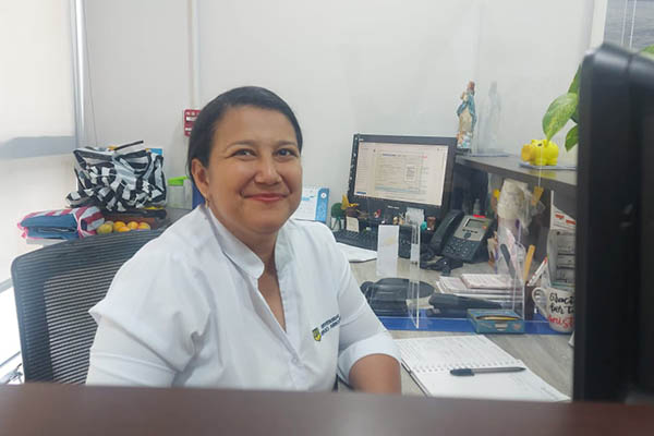 Elvia Rosa Benítez es la secretaría del Programa de Comunicación Social y  Periodismo en la Escuela de Ciencias de la Comunicación de la Sergio Arboleda.