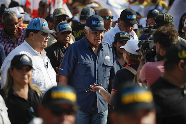 El candidato presidencial José Raúl Mulino del partido Realizando Metas participa en una caminata en la Ciudad de Panamá.