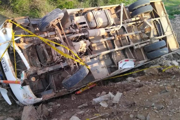 Esta fue la buseta que se volcó en la vía E Paso, Cesar, dejando 17 niño heridos. Cortesía: La comunidad