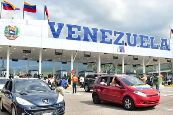 El salario mínimo en Venezuela permanece congelado desde 2022 en menos de 4 dólares al mes, creando una brecha significativa entre ingresos y costos de vida.