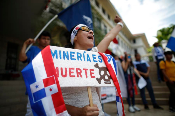 Fotografía de archivo fechada el 24 de noviembre de 2023 de manifestantes que protestan en contra del contrato entre el Estado y Minera Panamá, filial de la canadiense First Quantum Minerals, FQM, frente a la Corte Suprema, en Ciudad de Panamá, Panamá. El cierre de la mina de cobre de Minera Panamá, filial de la canadiense First Quantum Minerals, FQM, tras multitudinarias protestas, supuso un duro golpe a la economía panameña, pero la mayoría de los candidatos presidenciales para las elecciones del 5 de mayo mantienen la necesidad de su clausura, tanto para respetar la decisión del Supremo como la del "pueblo". (Foto EFE/ Bienvenido Velasco Archivo)