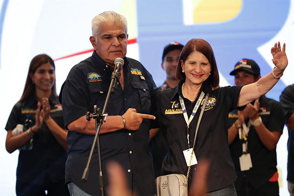El presidente electo de Panamá, José Raúl Mulino celebra con la esposa del expresidente de Panamá Ricardo Martinelli, Martha Linares de Martinelli.