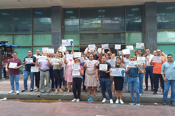  Los trabajadores afectados denuncian que la DIAN está desconociendo lo establecido en el parágrafo transitorio del artículo 36 del decreto 927 de 2023, donde se expresa que no se usarán las listas de elegibles en cargos ocupados en provisionalidad.