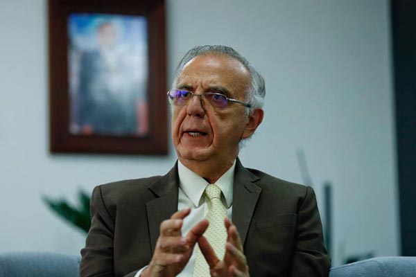 El objetivo de suspender las operaciones sería facilitar la liberación de los funcionarios del CTI, en la imagen el Ministro de Defensa, Iván Velásquez Gómez.